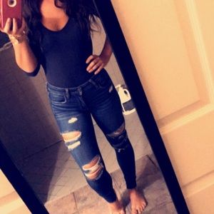 AMERICAN EAGLE HIGH RISE DISTRESSED JEANS